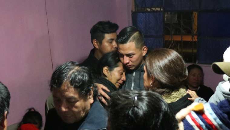 David Velásquez es consolado por una de sus tías mientras otros amigos y familiares lamentan lo sucedido. (Foto Prensa Libre: María Longo)