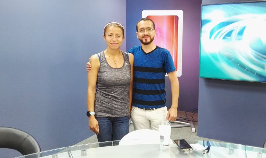 Mayra Herrera y su entrenador Javier Elizardi en el programa Tododeportes. (Foto Prensa Libre: Norvin Mendoza)