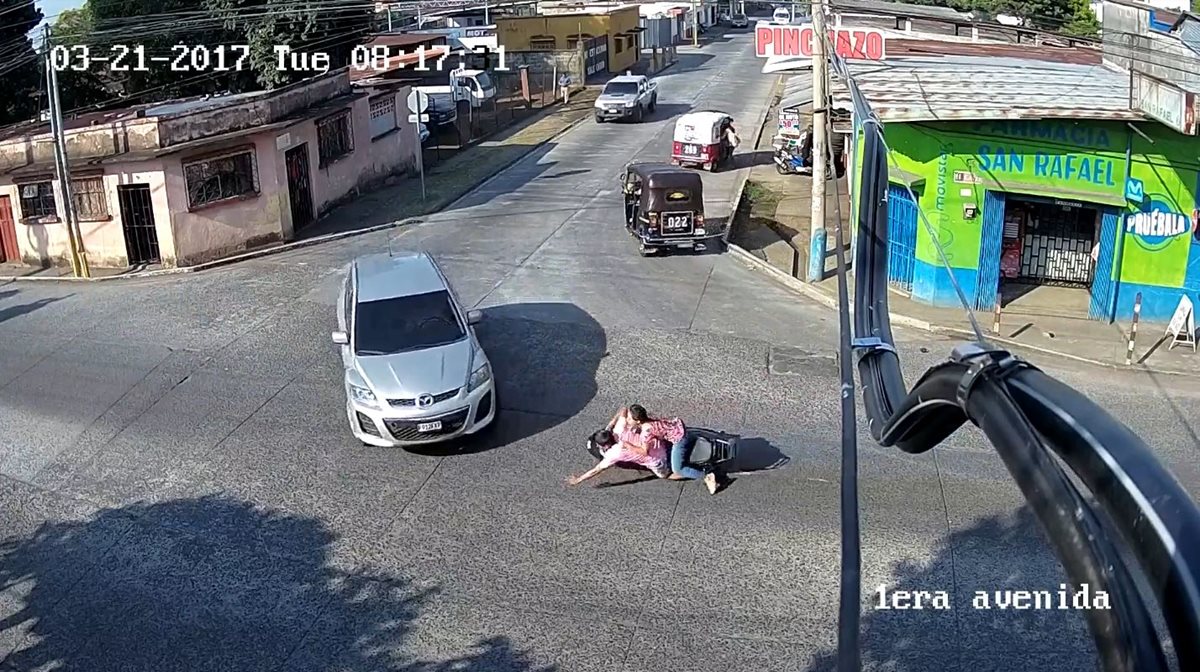 Captura del video de los jóvenes a punto de ser arrollados. (Foto Prensa Libre:Rolando Miranda)