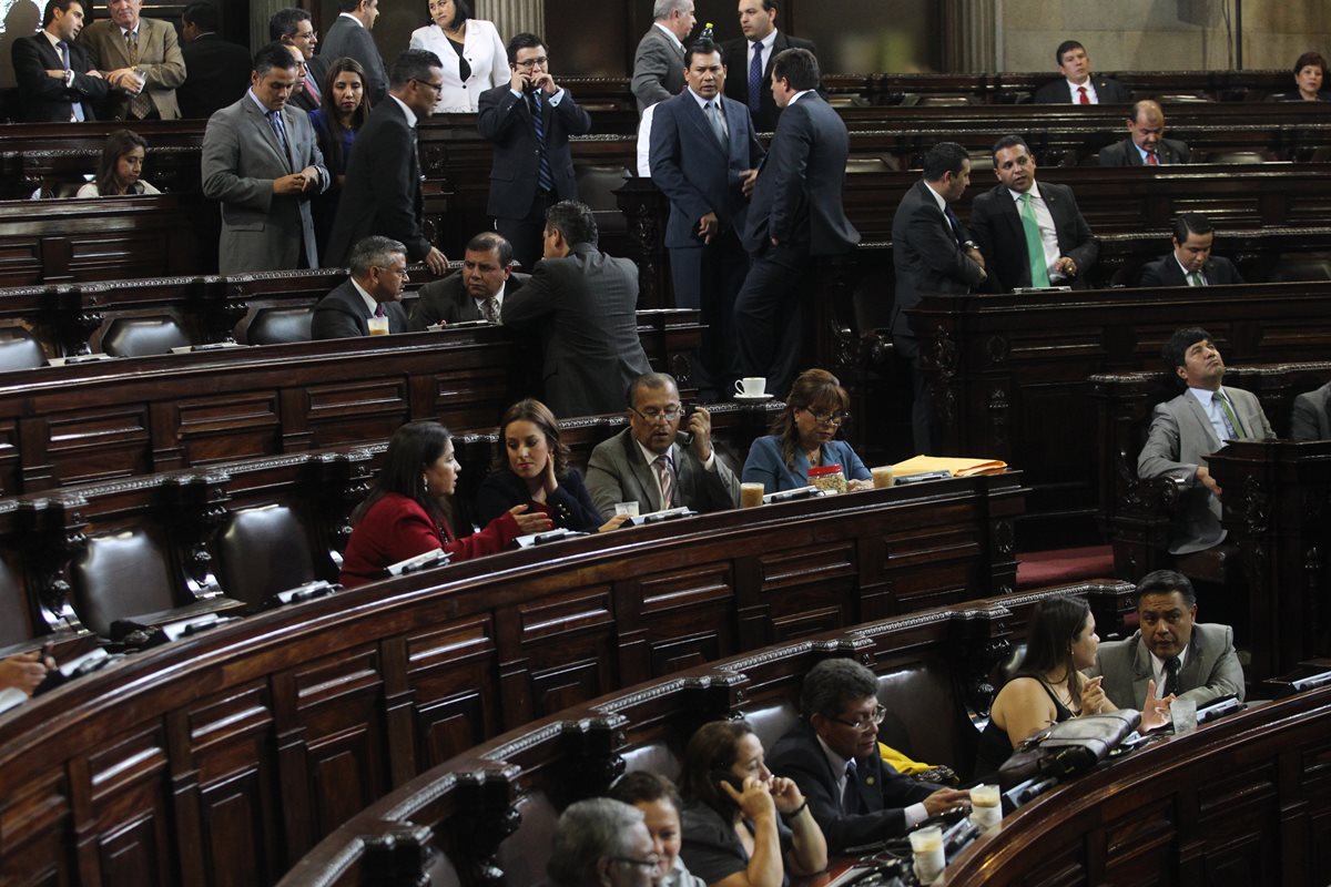 El año pasado, 87 diputados se  excedieron en las contrataciones, según la Contraloría General de Cuentas. (Foto Prensa Libre: Hemeroteca PL)