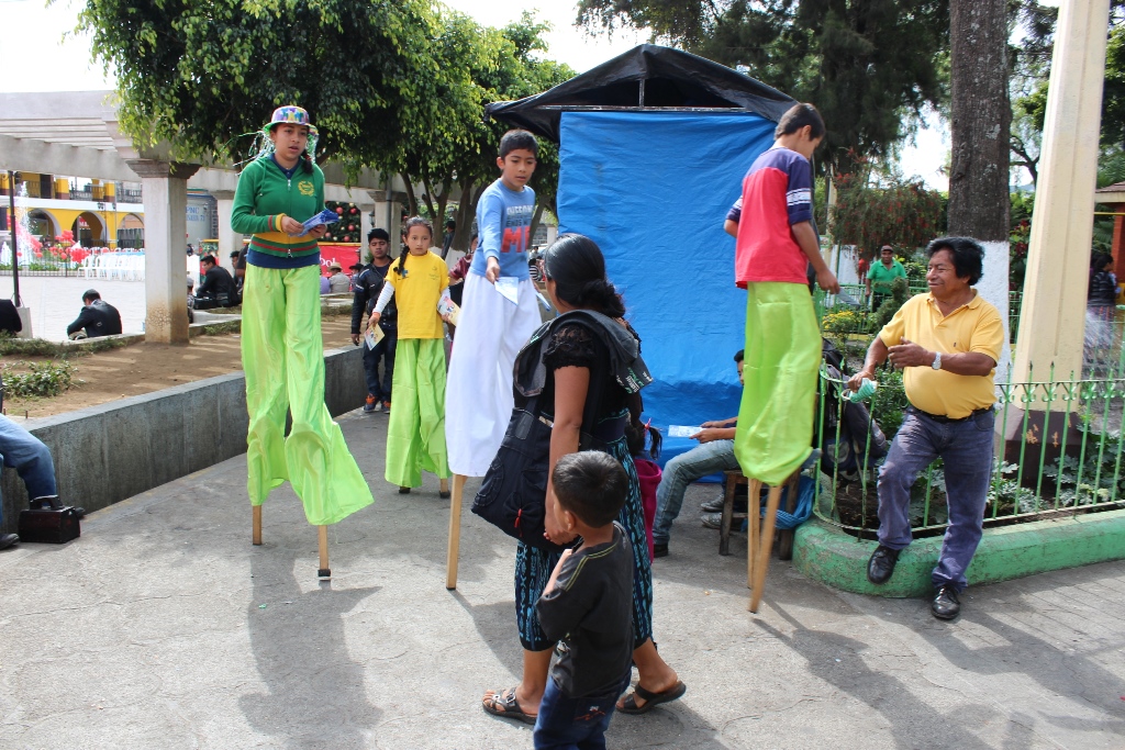 Vecinos de Chimaltenango reciben información respecto de cómo prevenir el Sida. (Foto Prensa Libre: José Rosales).