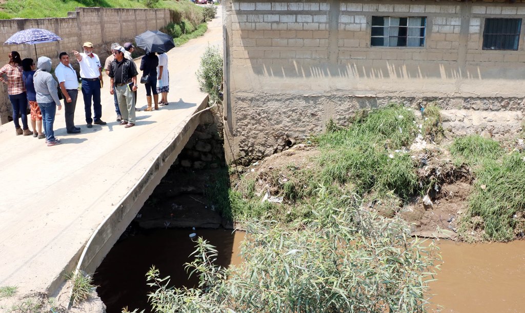 El alcalde de Xela, Luis Grijalva, e integrantes integrantes del comité de vecinos inspeccionan las orillas del río Seco, las cuales han sido usurpadas por pobladores.(Foto Prensa Libre: Carlos Ventura)