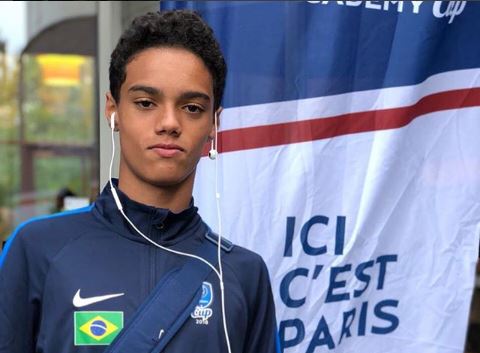 Joao Mendes de Asiss busca abrirse camino en el futbol profesional y llegar a brillar como lo hizo su padre Ronaldiho. (Foto Redes).