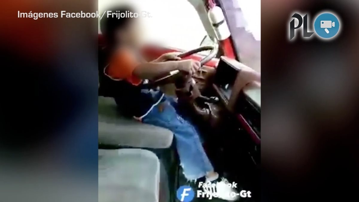 Niño de nos 5 años es grabado cuando aparentemente conduce un microbús en Huehuetenango. (Foto Prensa Libre: Frijolito-Gt)