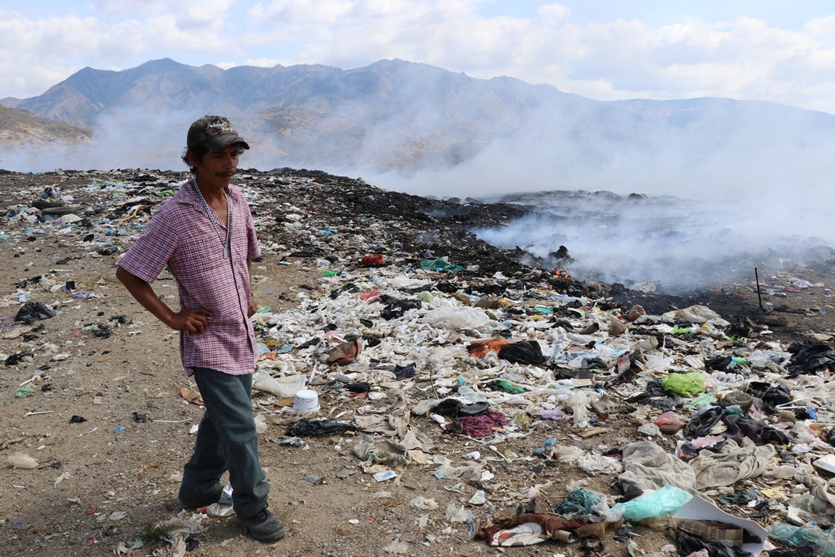 David López, encargado del basurero municipal, asegura que requieren apoyo para apagar el fuego en otras áreas del vertedero. (Foto Prensa Libre: Mario Morales)
