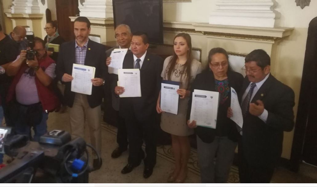 Diputados presentan su declaración patrimonial. (Foto Prensa Libre: Carlos Álvarez)