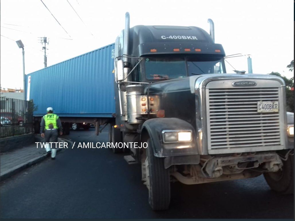 Movilizar el tráiler será complicado, pues el piloto se llevó las llaves, está cargado y las llantas del contenedor se desprendieron. (Foto Prensa Libre: Cortesía Amílcar Montejo)