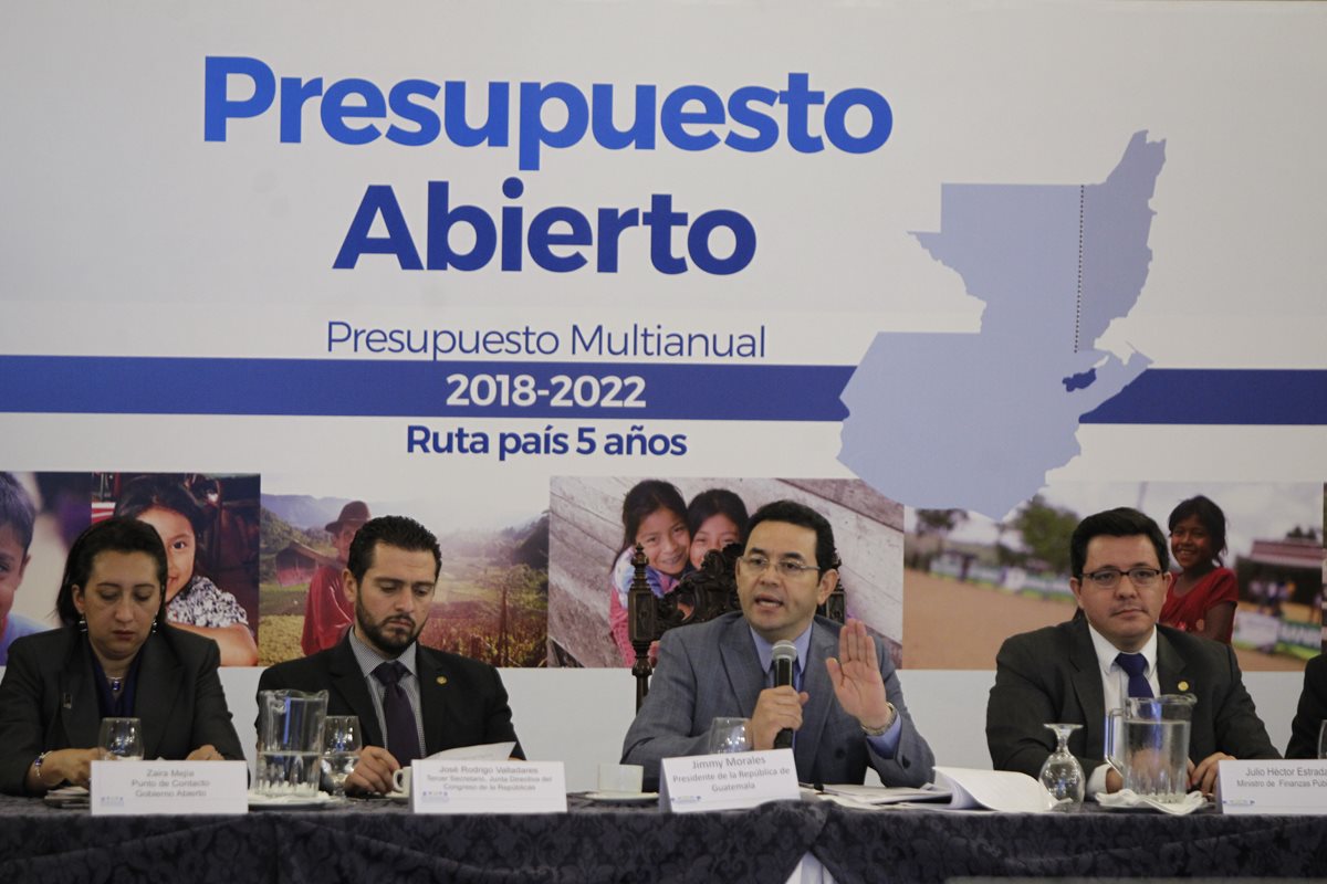 En reunión de gabinete de gobierno, presentan el presupuesto abierto 2018-2022. (Foto Prensa Libre: Paulo Raquec)