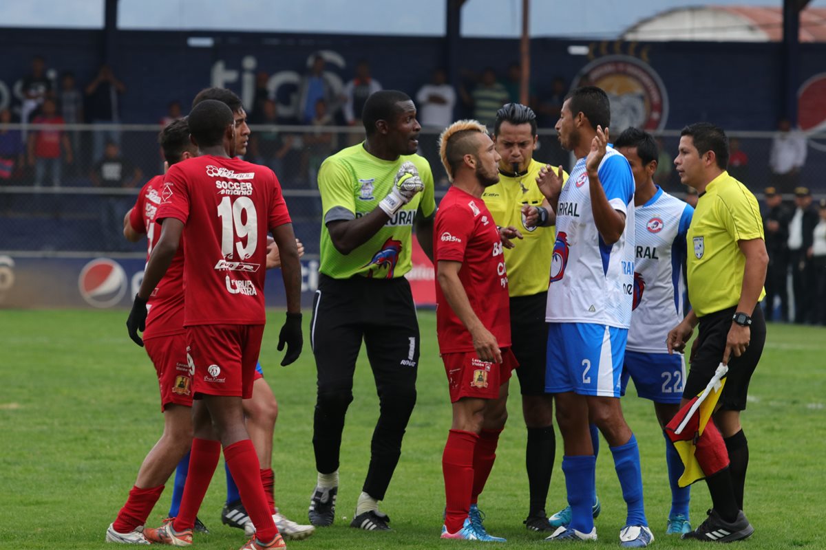 Rosario quedó eliminado 3-1 en la serie global frente a Iztapa. (Foto Prensa Libre: Raúl Juárez)