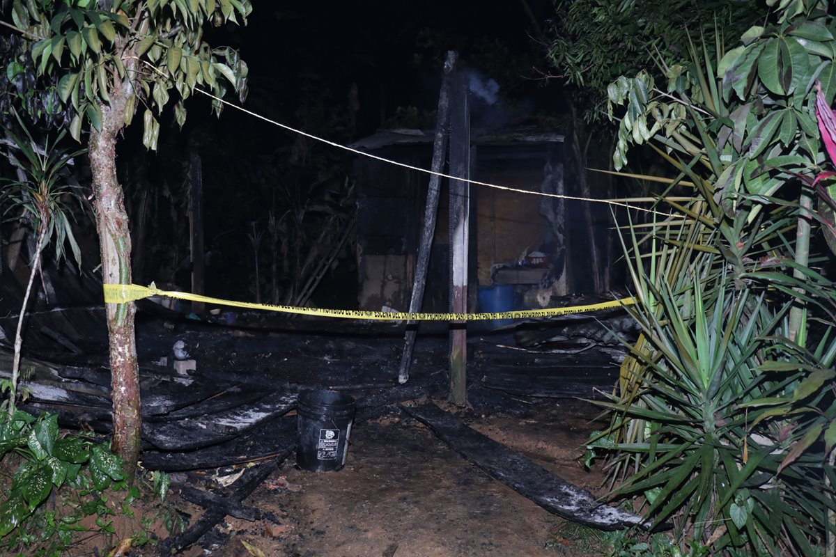 Una explosión de un generador eléctrico provocó que la vivienda se incendiara. (Foto Prensa Libre: Dony Stewart)