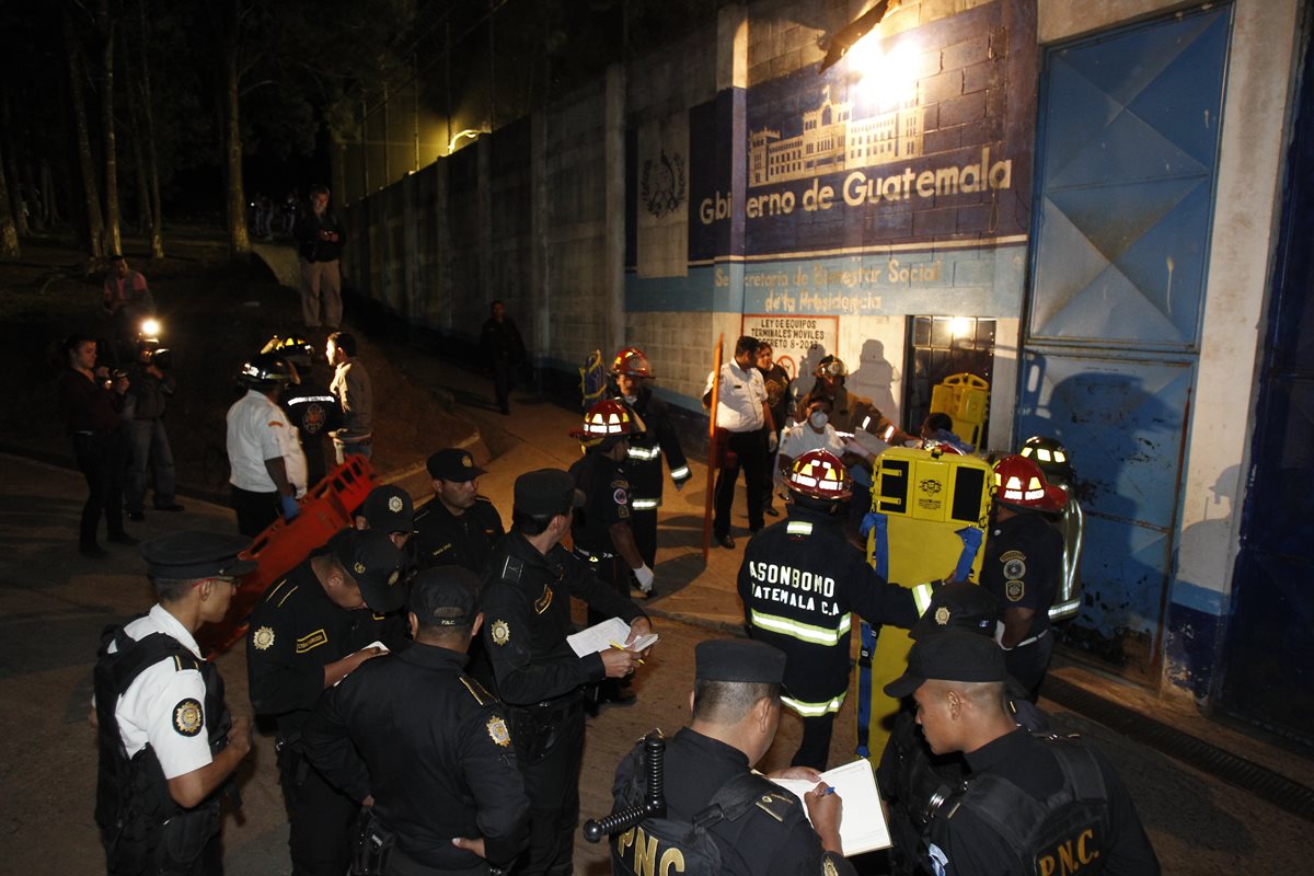 Los internos y no las autoridades tuvieron el control de la situación, con saldo de dos monitores muertos. (Foto: Paulo Raquec)