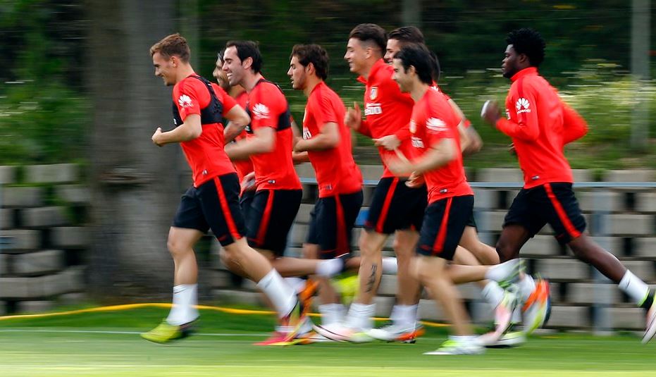 Los jugadores del Atlético de Madrid corren durante el inicio del entrenamiento del equipo que se alista para disputar la final de la Liga de Campeones de Europa. (Foto Prensa Libre: Atlético de Madrid)
