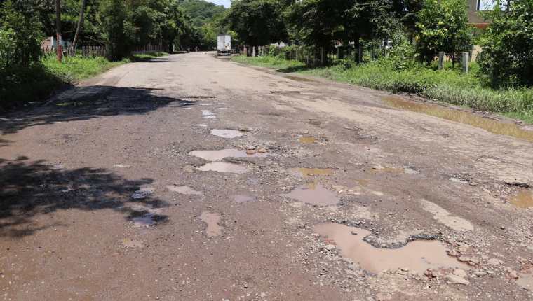 La ruta a El Salvador se encuentra en pésimas condiciones pese a ser una carretera internacional. (Foto Prensa Libre: Hugo Oliva)