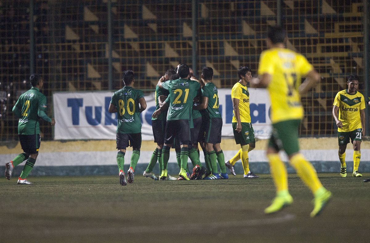 Los jugadores de Guastatoya festejan luego de la anotación de Carlos Gallardo. (Foto Prensa Libre: Norvin Mendoza)
