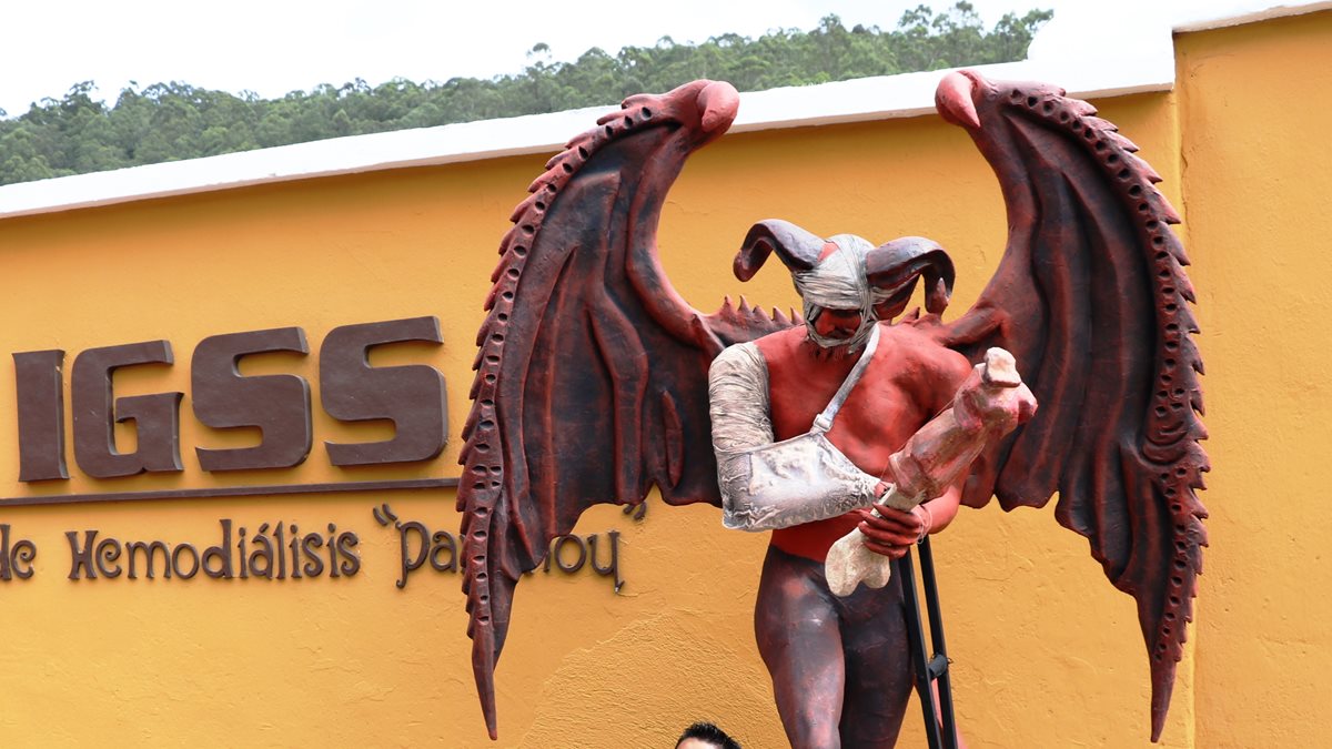 El diablo del barrio de la Concepción en Antigua, Guatemala, fue reparado luego que dos sujetos lo derribaron. (Foto Prensa Libre: Renato Melgar)