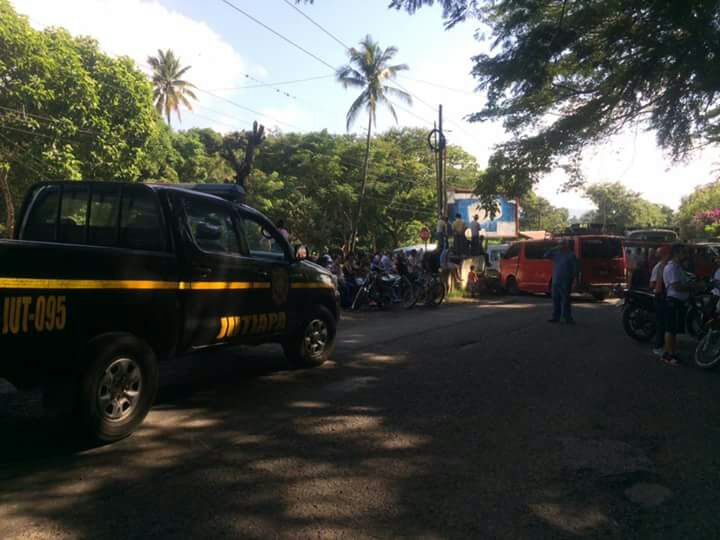 Pobladores impiden el paso de vehículos en varios puntos de la ruta a El Salvador, en Jutiapa. (Foto Prensa Libre: Provial)