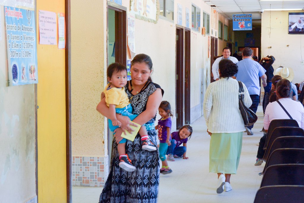 Madre lleva en brazos a su hijo, luego de haber sido examinado en el Hospital Nacional de Baja Verapaz. (Foto Prensa Libre: Carlos Grave).