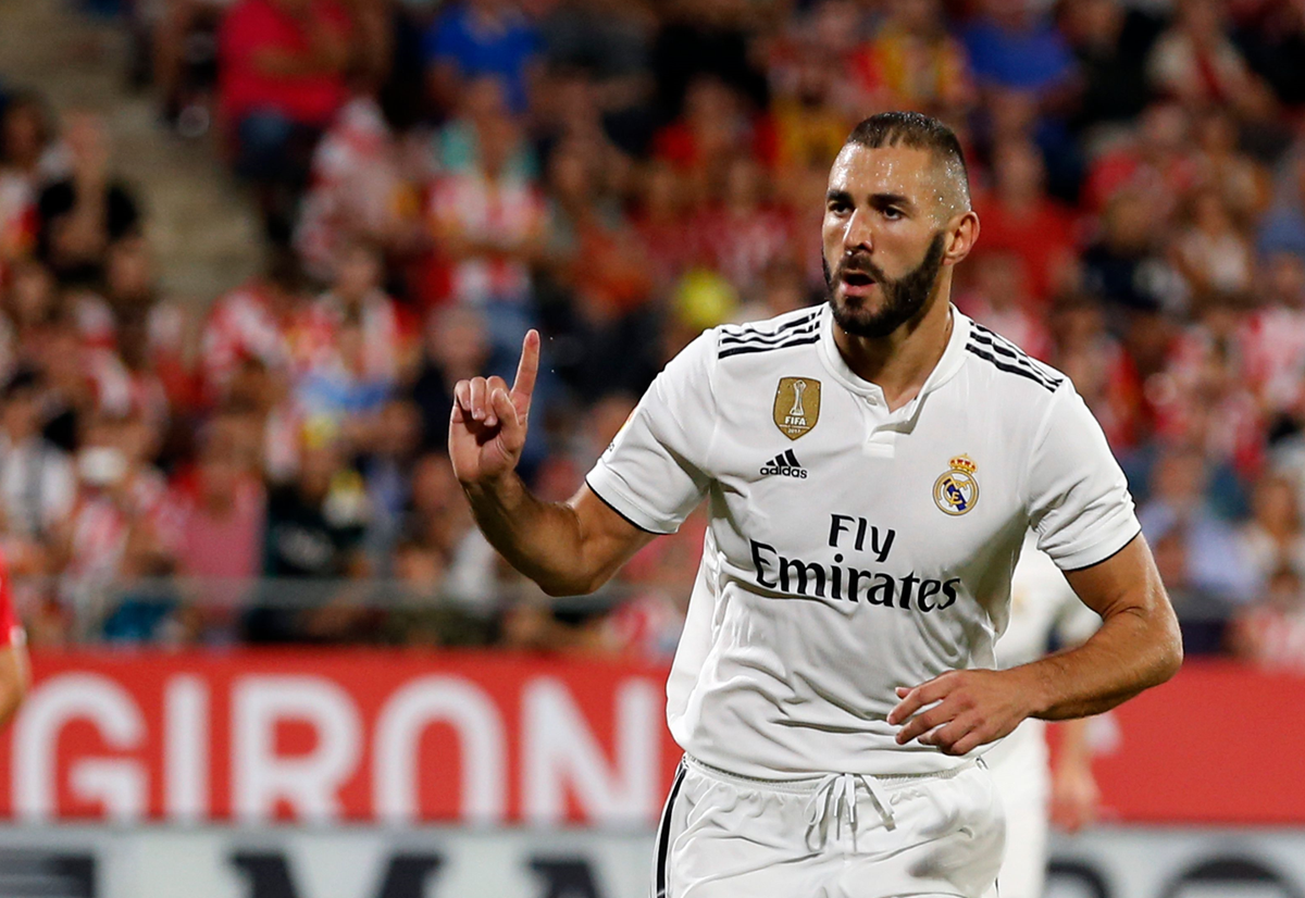 Karim Benzema celebra uno de los dos goles que le anotó al Girona. (Foto Prensa Libre: AFP)