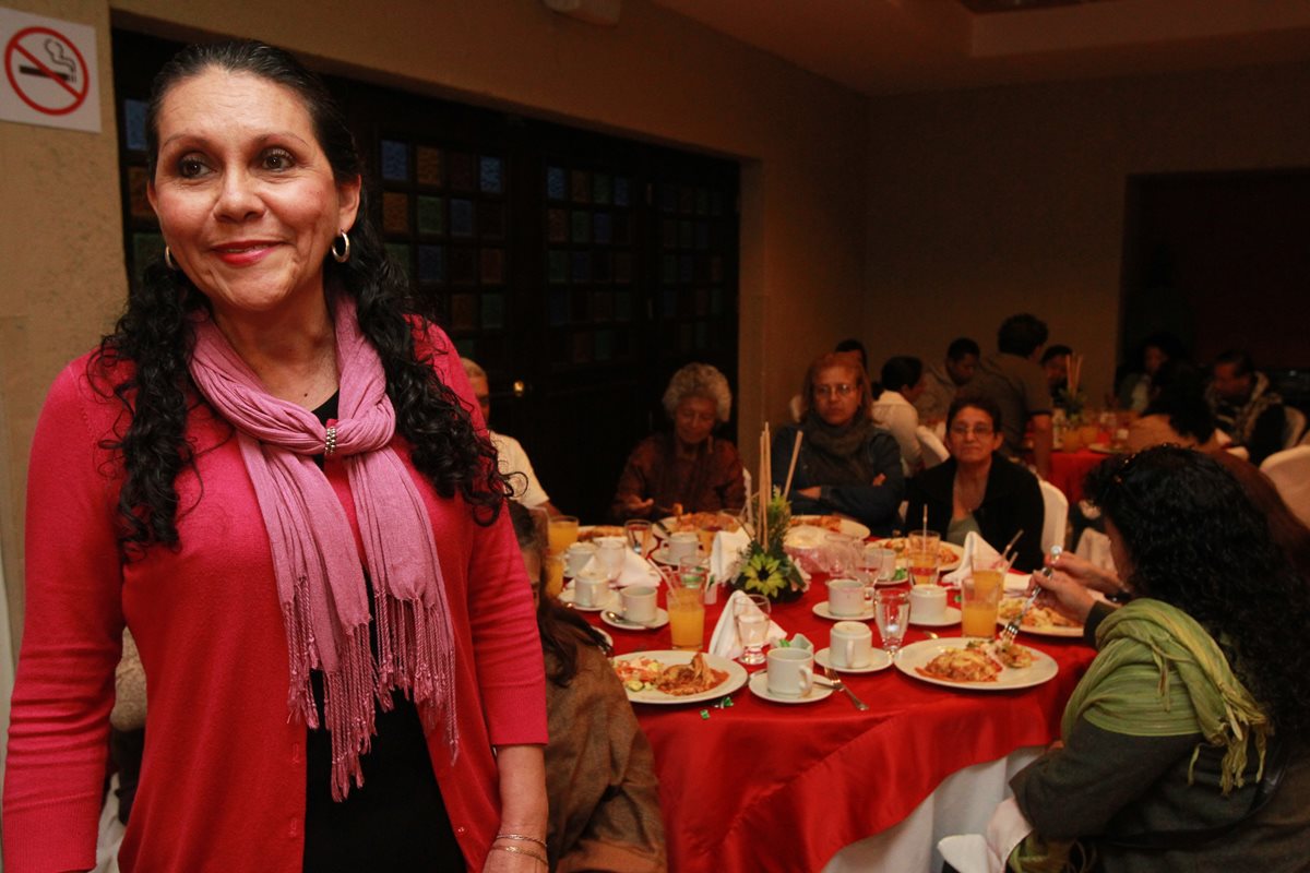 Alma Robles preside una reunión de la asociación guatemalteca Héroes de Esperanza. (Foto Prensa Libre: Estuardo Paredes)
