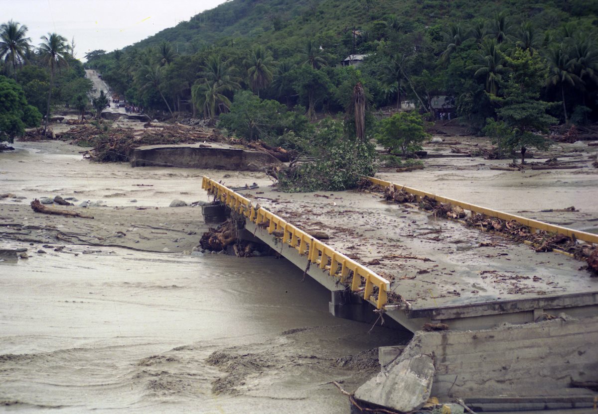 Cada año, durante la época de lluvia, las carreteras del país colapsan y el riesgo de inundaciones y derrumbes es constante. (Foto Prensa Libre: Hemeroteca PL)