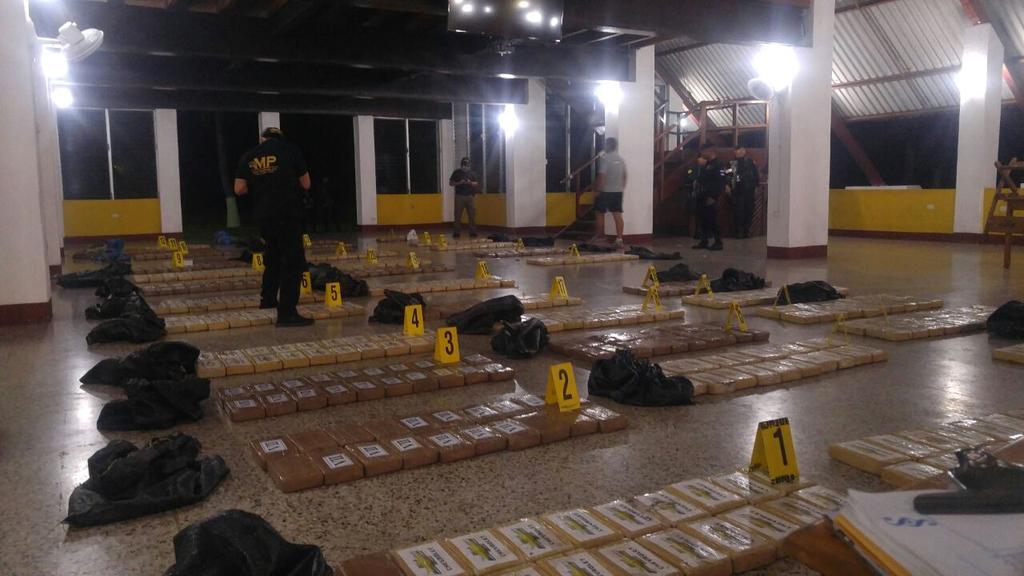 Personal del MP contabiliza cocaína decomisada en el Pacífico. (Foto Prensa Libre: MP)