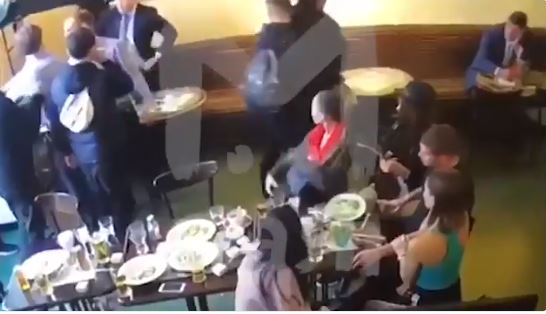 Los futbolistas rusos fueron captados en un video cuando agreden a unas personas en un café. (Foto Redes).