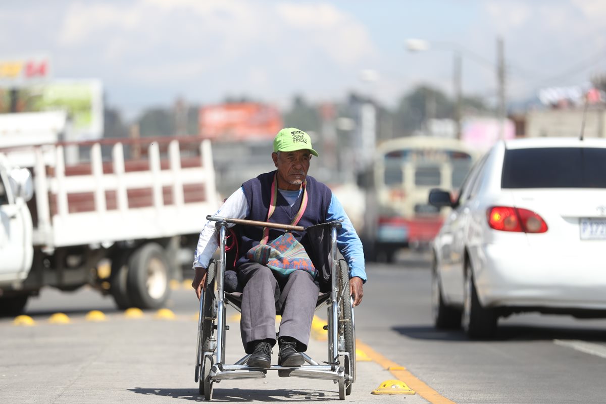 Benedicto Gonón, 62, quien padece parálisis en las piernas, sale todos los días de su casa a pedir dinero a la avenida La Independencia. (Foto Prensa Libre: Mynor Toc) 