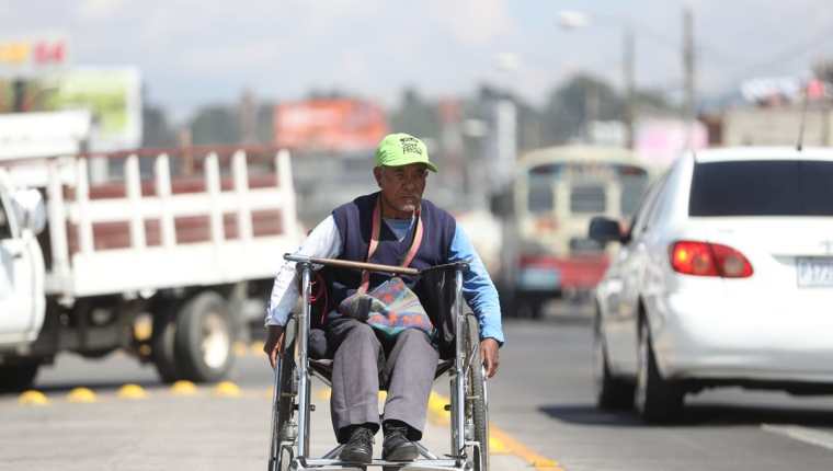 Benedicto Gonón, 62, quien padece parálisis en las piernas, sale todos los días de su casa a pedir dinero a la avenida La Independencia. (Foto Prensa Libre: Mynor Toc) 