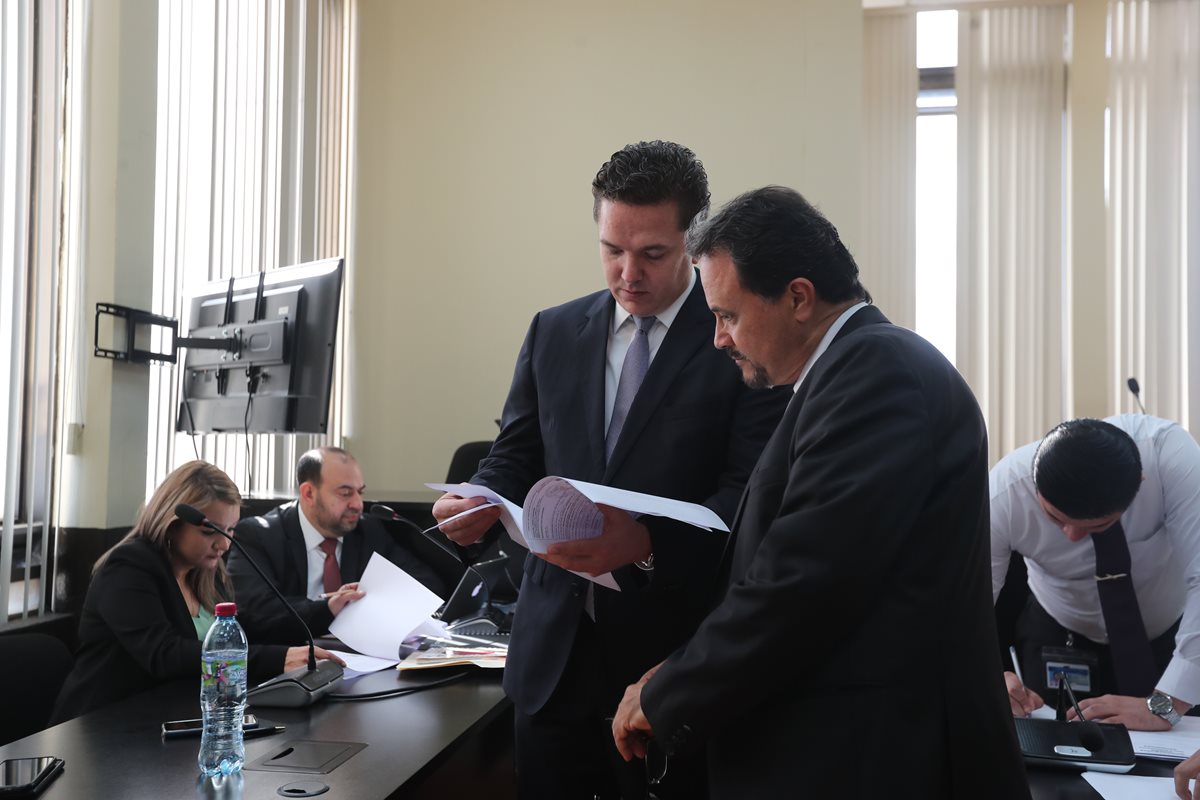 Rodrigo Arenas (izquierda) junto con su abogado José Toledo durante una audiencia en el Juzgado de Mayor Riesgo D. (Foto Prensa Libre: Hemeroteca)