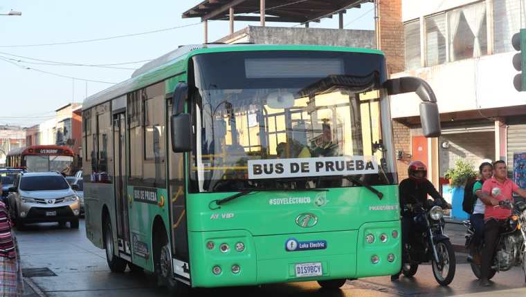 El autobús eléctrico que se utilizó en una prueba en la ruta Express Naranjo se encuentra en una bodega de Luka Electric, S.A., en la zona 13. (Foto Prensa Libre: Érick Ávila)