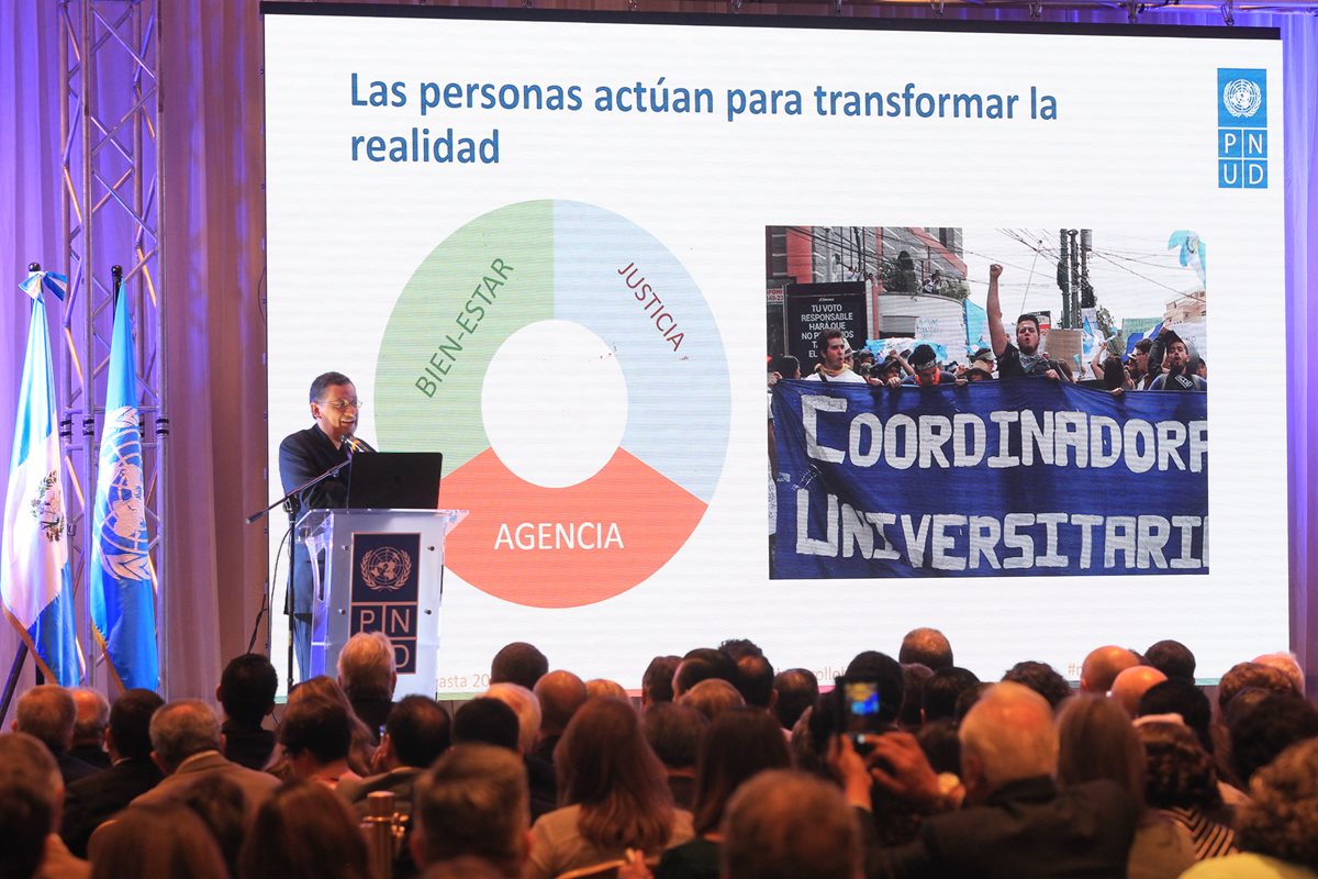 Analiza  el modelo económico y su conexión con las demandas de la población. (Foto Prensa Libre: Esbin García)