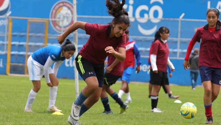 Las jugadoras de Deportivo Xela entrenan de martes a viernes de 14 horas en adelante en las instalaciones del Centro Intercultural. (Foto Prensa Libre: Raúl Juárez)