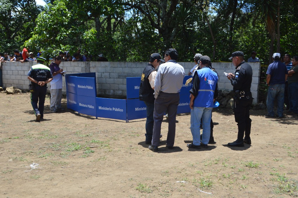 Lugar donde fue localizado el cadáver de Domingo Icaj, en Santiago Atitlán, Sololá. (Foto Prensa Libre: Ángel Julajuj).