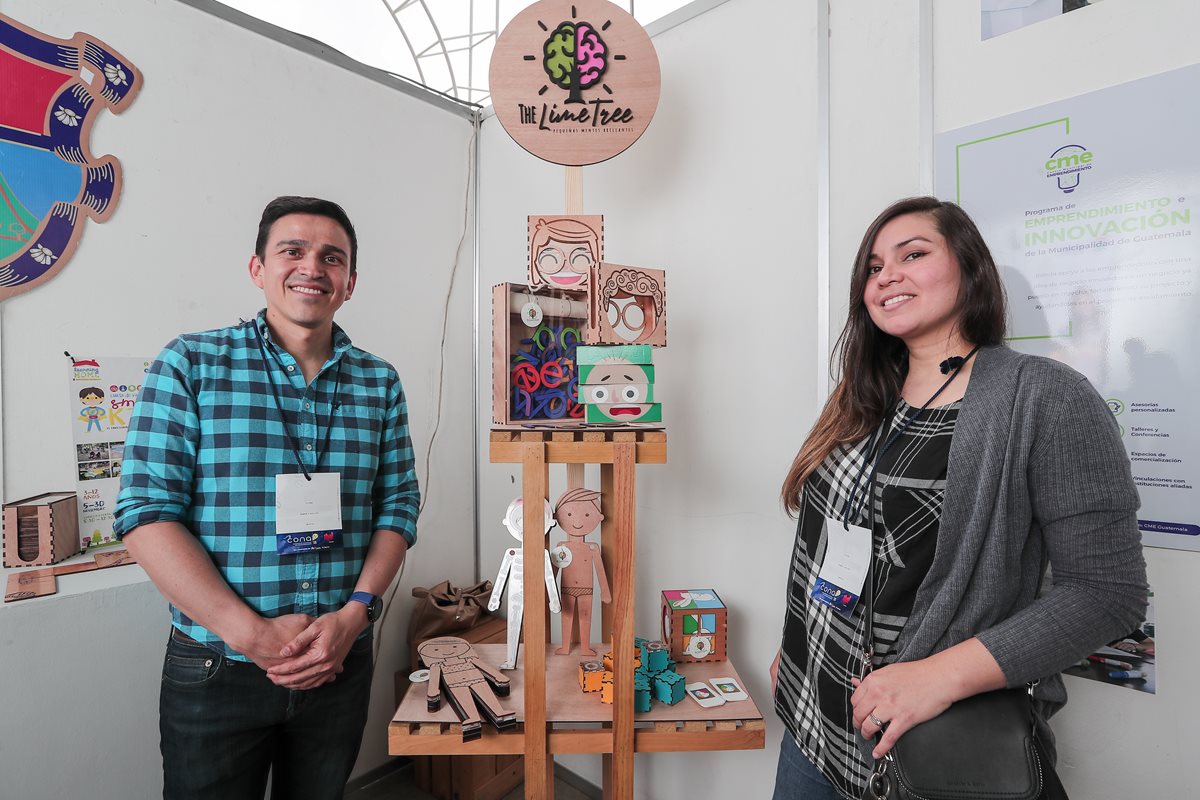 Los hermanos Lima (Carlos y Valia) tienen un emprendimiento de juguetes educativos llamado Lime Tree. Hoy, los emprendedores podrían tener oportunidades con la nueva legislación en el tema. (Foto Prensa Libre: Juan Diego González)