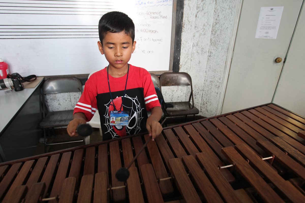 Roberth tiene virtud para tocar una marimba que maravilla. (Foto Prensa Libre: Edwin Bercián)