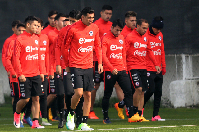 Los jugadores de la selección de Chile durante el entrenamiento en el Complejo Deportivo Juan Pinto Durán en Santiago, como preparación para la Copa Confederaciones. (Foto Prensa Libre: EFE)
