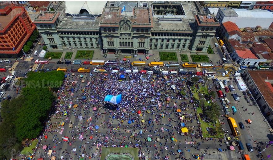 La marcha campesina cerró su actividad en la Plaza de la Constitución donde exigieron la renuncia del presidente, quien viajó a Sololá. (Foto Prensa Libre: Álvaro Interiano)