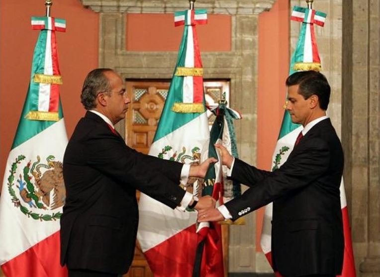 Felipe Calderón (izquierda) y Enrique Peña Nieto. (Foto: AFP)