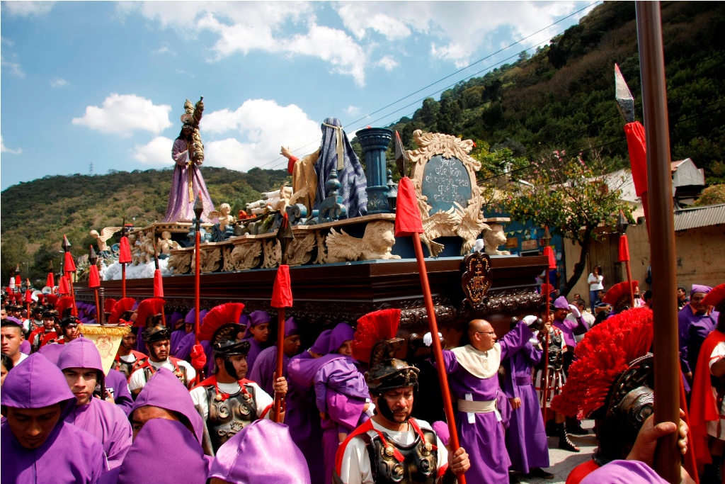 Devotos cargan imagen de Jesús Nazareno, en Antigua Guatemala. (Foto Prensa Libre: Renato Melgar).