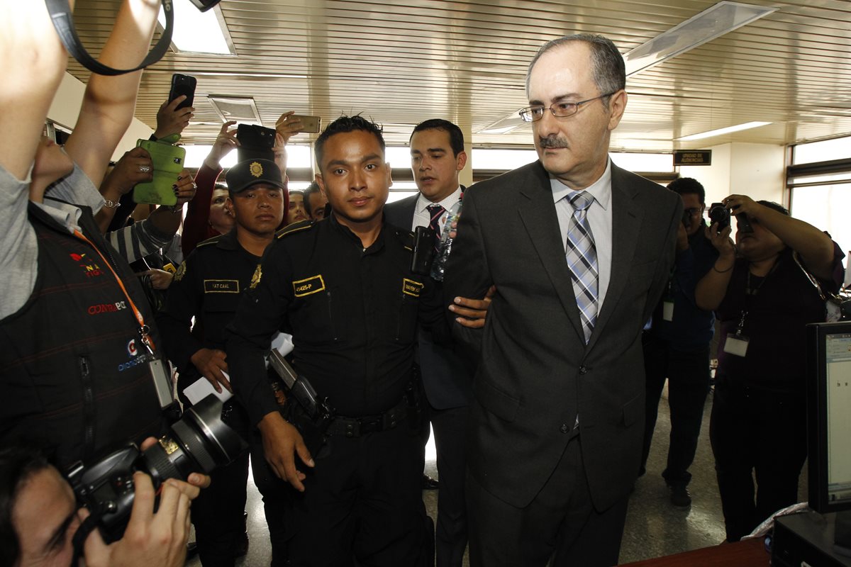 Uno de los casos más emblemáticos es el de Pedro Muadi, expresidente del Congreso, quien contrató a personal de seguridad a través del Legislativo para que trabajaran en su empresa privada. (Foto Prensa Libre: Hemeroteca)