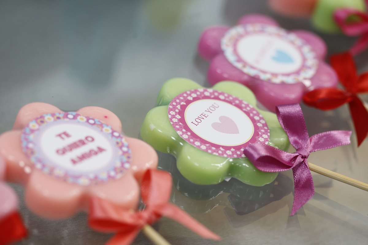 Los diseños de jabones en forma de flores y corazones son muy solicitados para este mes del cariño y la amistad. (Foto Prensa Libre: Óscar Rivas)