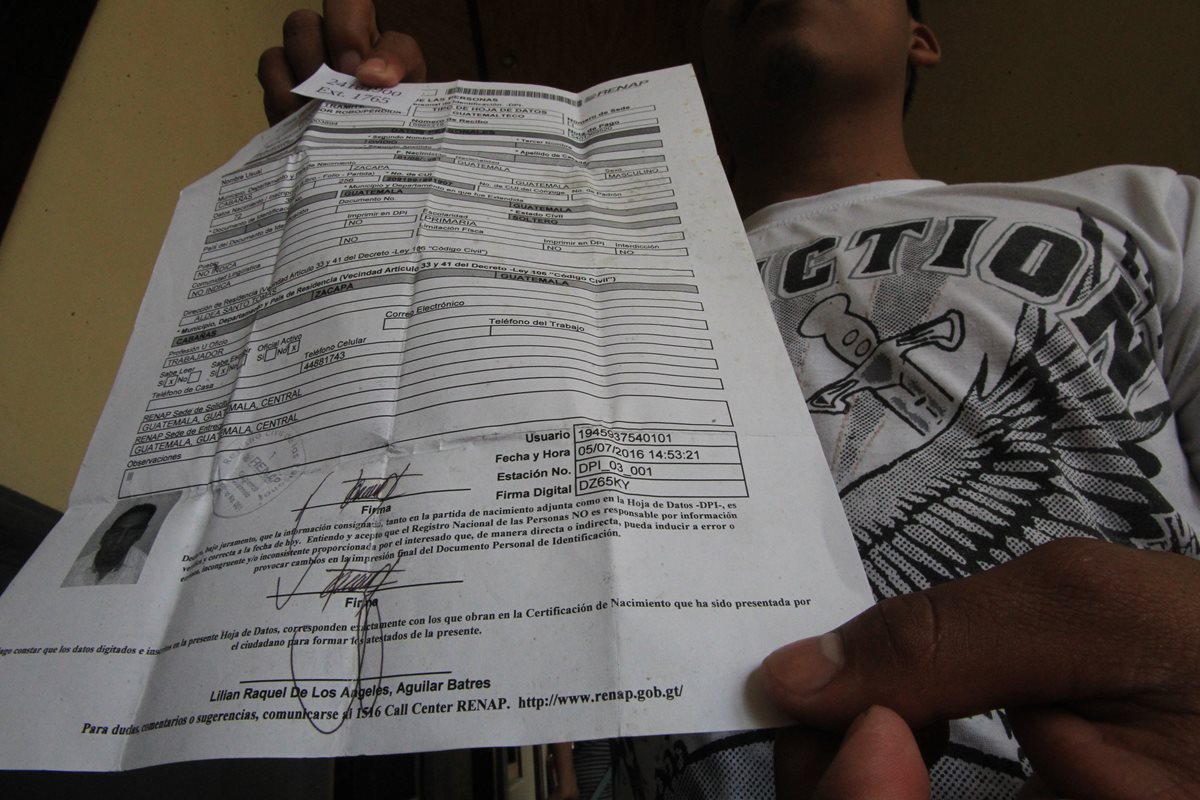 Guatemaltecos esperan desde julio último que el Renap les extienda su documento. (Foto Prensa Libre: Hemeroteca PL)