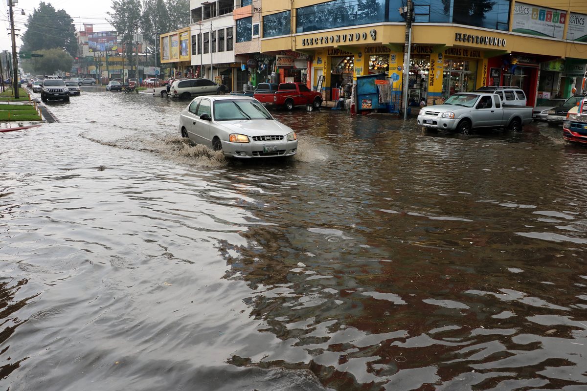 La 17 avenida, entre la 4a y 3a calles de la zona 3 de Xela fue anegada por la fuerte lluvia. (Foto Prensa Libre: Carlos Ventura)