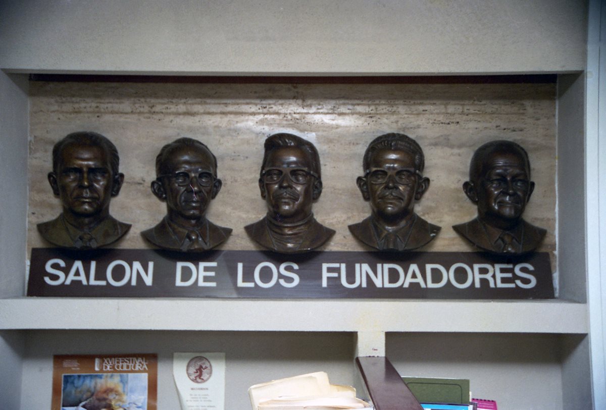 Bustos de los cinco fundadores de Prensa Libre, en la Redacción de Prensa Libre. (Foto: Hemeroteca PL)