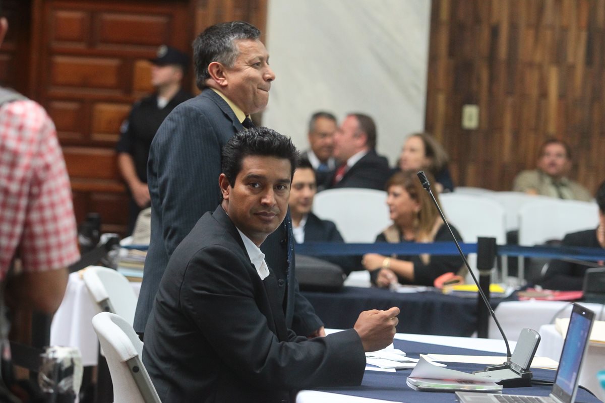 Rudy Gallardo junto a su abogado, en una audiencia en el Juzgado B de Mayor Riesgo, donde es procesado su caso. (Foto Prensa Libre: Hemeroteca PL)