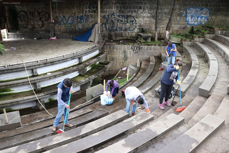 Voluntarios utilizaron escobas y productos de limpieza para retirar la basura y el polvo de la Plazuela del Marimbista de Xela. (Foto Prensa Libre: María José Longo)