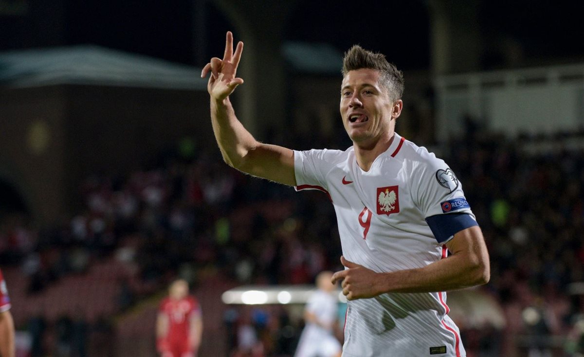 Robert Lewandowski celebra uno de los tres goles que anotó en le triunfo contra Armenia en el camino a Rusia 2018. (Foto Prensa Libre: AFP)