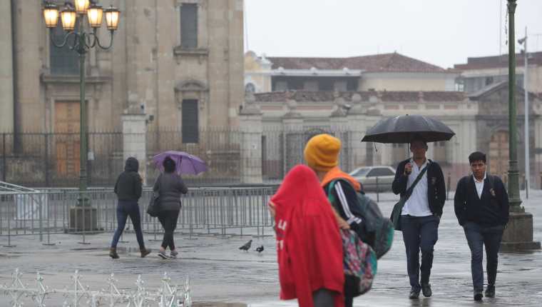 El Insivumeh recomienda protegerse de la lluvia y abrigarse bien. (Foto Prensa Libre: Estuardo Paredes)