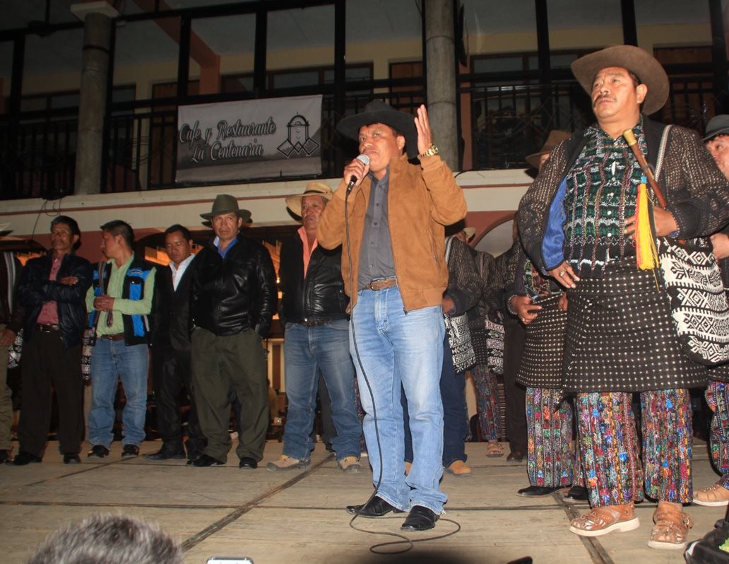 Samuel Saloj Tuiz fue electo recientemente como alcalde indígena 2017-2018. (Foto Prensa Libre: Ángel Julajuj)