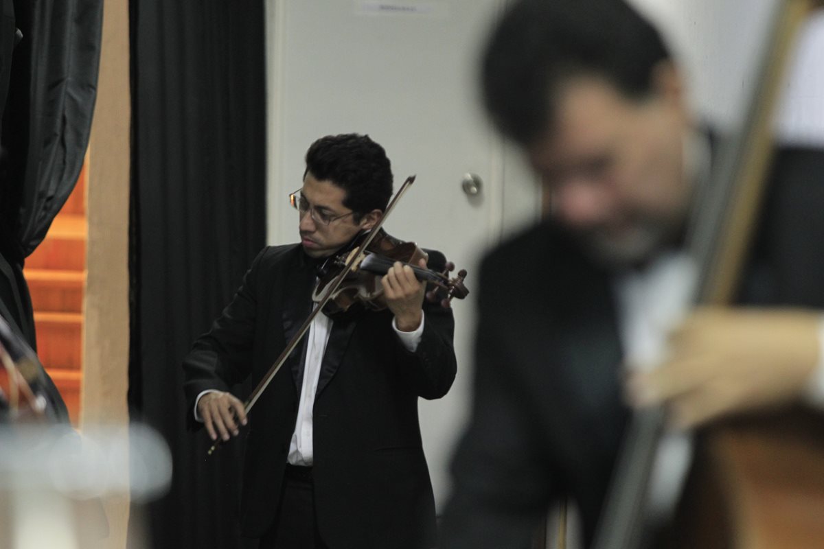 Los músicos de la OSN preparan con dedicación sus instrumentos previo a cada concierto. (Foto Prensa Libre: Carlos Hernández)